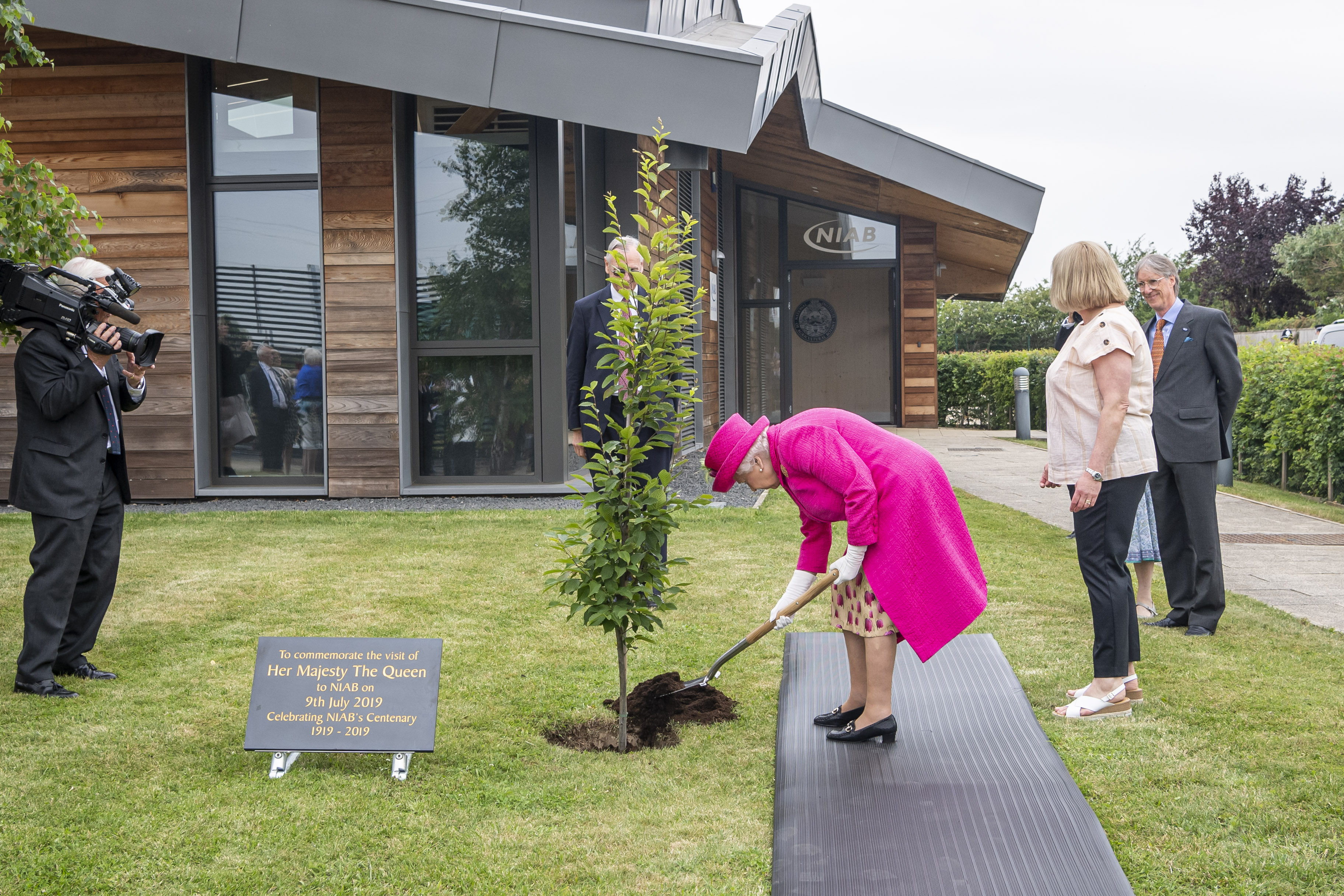 Her Majesty Queen Elizabeth II plants a tree at NIAB in July 2019