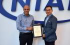 Niab CEO Professor Mario Caccamo presents Niab Head of Data Science Professor Ji Zhou with the Bentley Nelstrop award for 2025