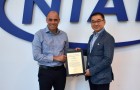 Niab CEO Professor Mario Caccamo presents Niab Head of Data Science Professor Ji Zhou with the Bentley Nelstrop award for 2025