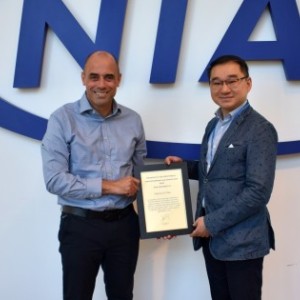 Niab CEO Professor Mario Caccamo presents Niab Head of Data Science Professor Ji Zhou with the Bentley Nelstrop award for 2025