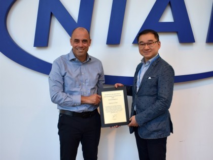 Niab CEO Professor Mario Caccamo presents Niab Head of Data Science Professor Ji Zhou with the Bentley Nelstrop award for 2025