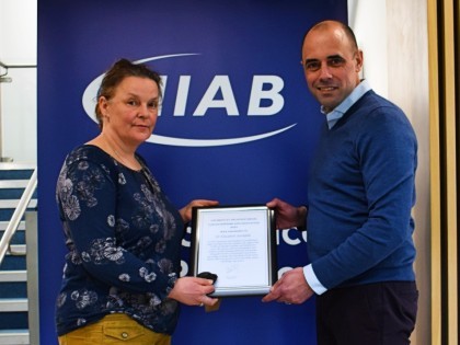 NIAB CEO Professor Mario Caccamo presenting Dr Elizabeth Stockdale with the Bentley Nelstrop Award.