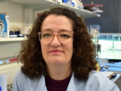 Dr Julia Lambret Frotte, sat in a laboratory